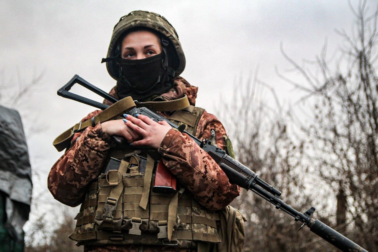 Українські військові пильно стежать за ворогом.