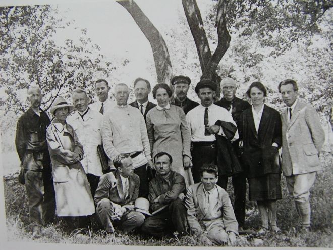 Професор Симиренко зі своїми співробітниками 20-ті р ХХ ст. (шостий ліворуч у другому ряду).