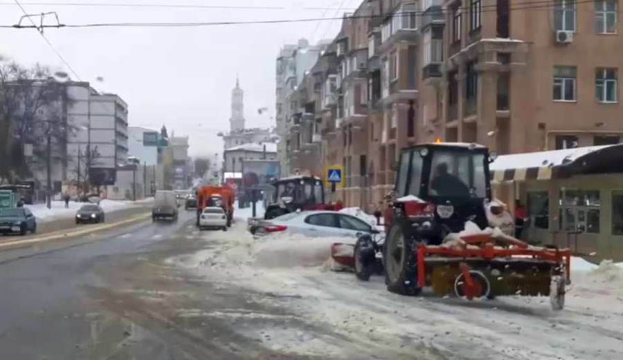У Харкові комунальники покарали недобросовісного водія,  «поховавши» автівка в кучугурі сніга