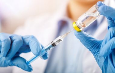 В Україні вводять бустерну дозу вакцини проти коронавірусу