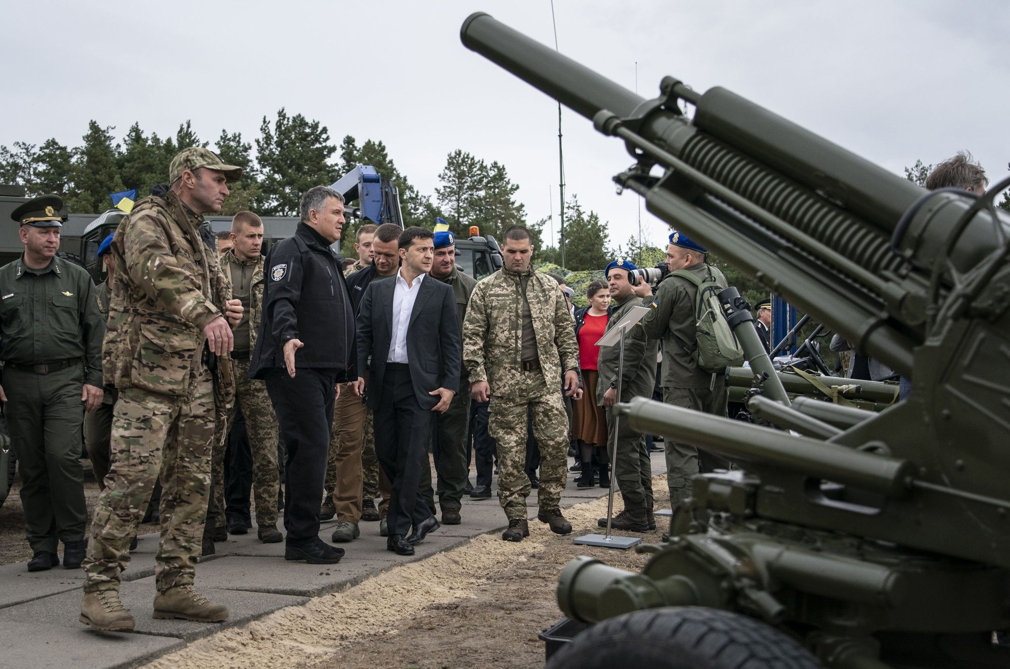 Володимир Зеленський оглядає важку артилерію під час навчань у Старе, Україна.