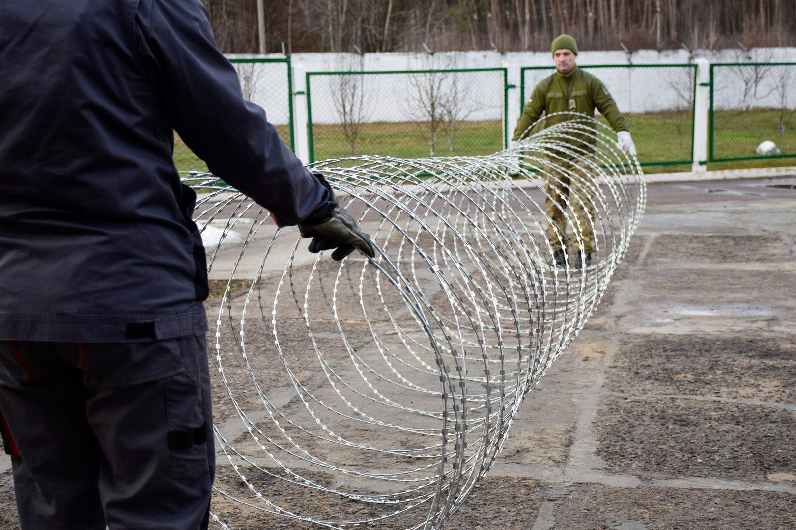 Виготовлено тисячі бухт колючого дроту для кордону з Білоруссю – Держприкордонслужба, фото