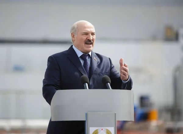 Лукашенко порадив казахам стати навколінки перед військовими