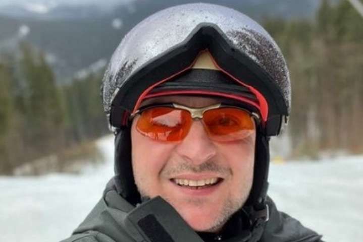 Володимир Зеленський привітав українців з Різдвом, катаючись на лижах  у горах