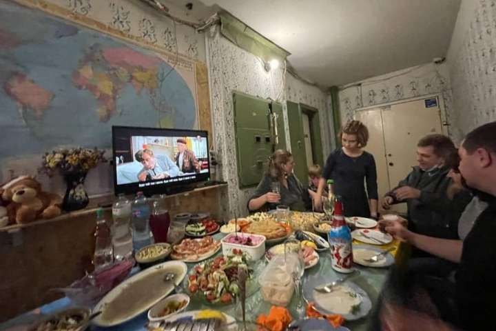 На Оболоні новорічне застілля влаштували  у під’їзді