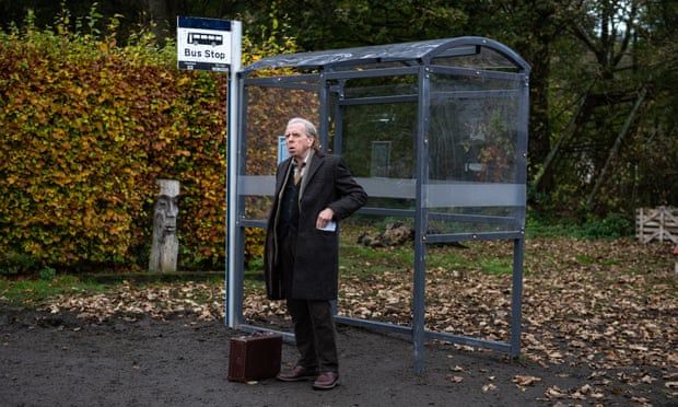 Тімоті Сполла у ролі пенсіонера, який подорожує приміськими автобусами Шотландії