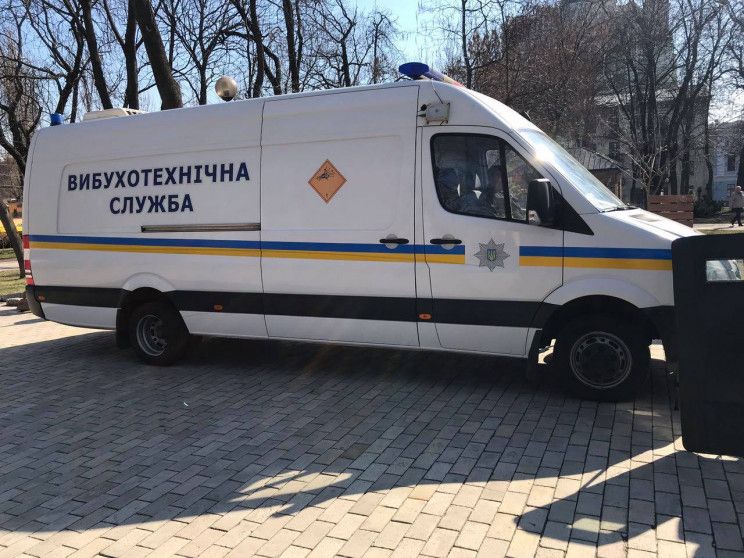 Поліція та вибухотехніки шукають бомби у київських школах
