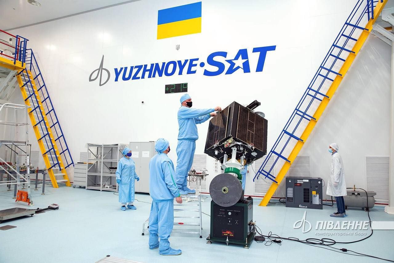 Український супутник Січ, який запустить SpaceX, відправили з Борисполя до США.