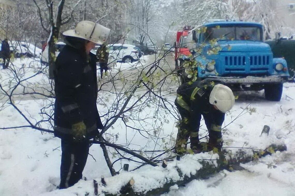 Шквальний вітер знеструмив в Україні сотні населених пунктів