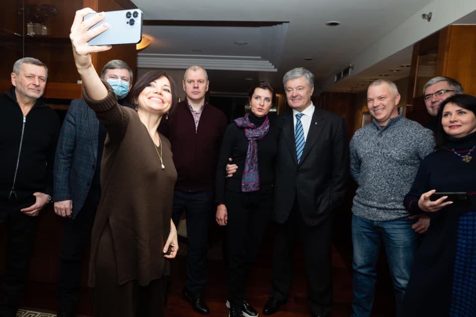 Порошенко повертається в Україну в супроводі нардепів від «ЄС», фото