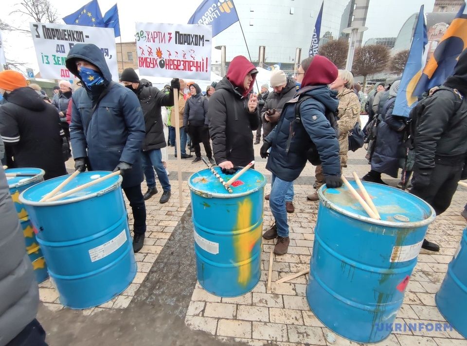 Під «Печерним» судом вже зібралися симпатики Порошенка, якому там обиратимуть  запобіжний захід