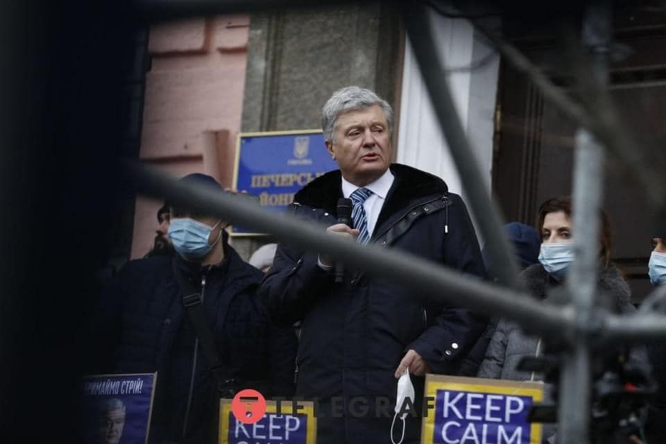 Петро Порошенко під час судової перерви виступив перед прихильниками.