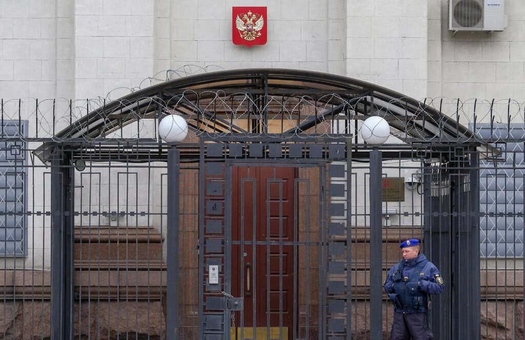 Росія «спустошує» своє посольство у Києві - NYT