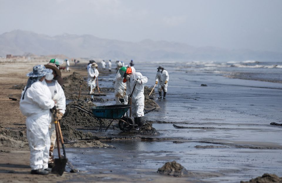 Перу під загрозою екокатастрофи – цунамі спричинило масове потрапляння нафти в прибережні води
