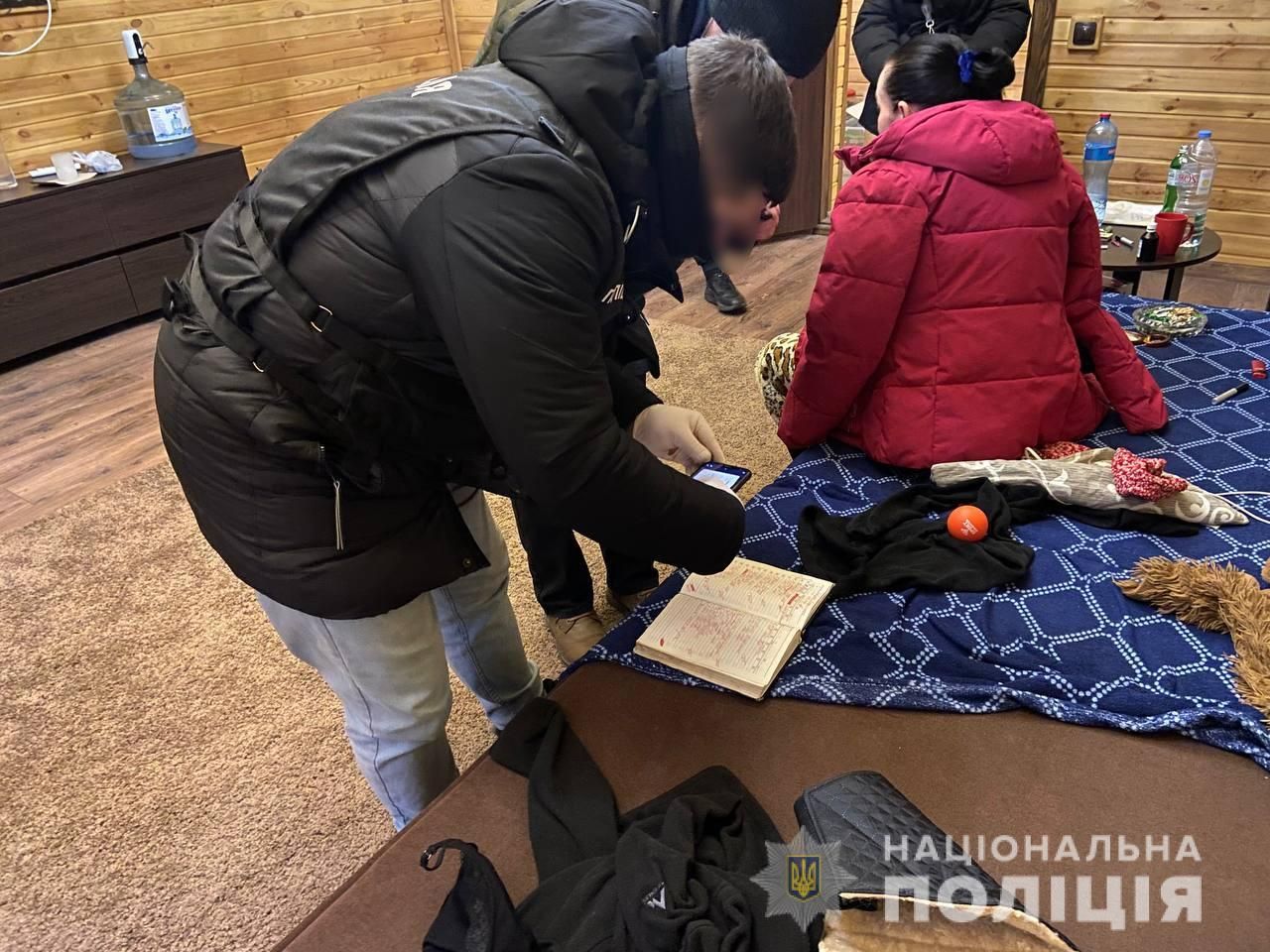 На Київщині сутенерки вербували дівчат для надання інтимних послуг за кордоном
