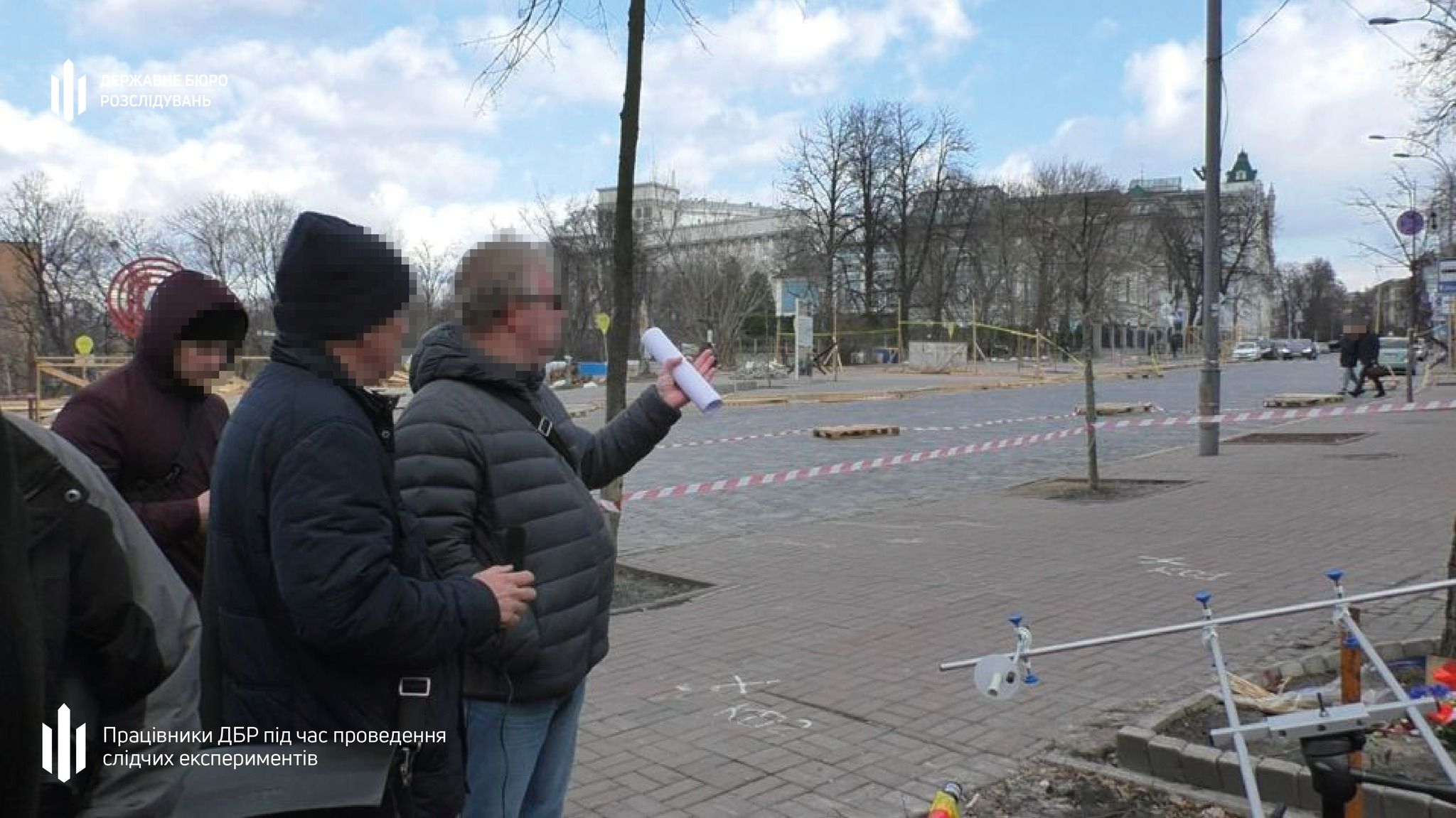 Працівники ДБР під час проведення слідчих експериментів в центрі Києва.