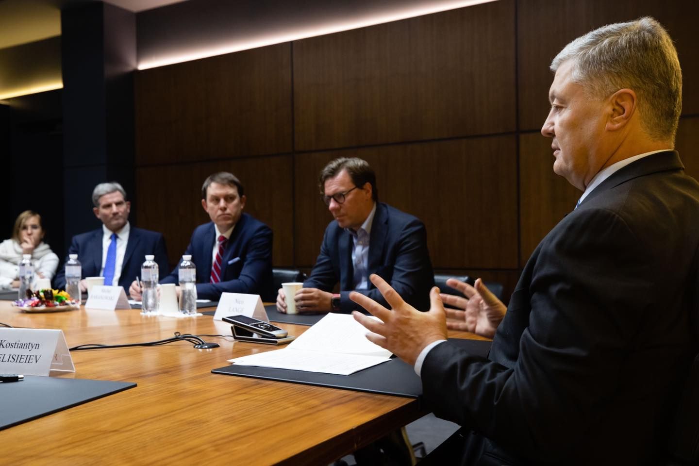Петро Порошенко під час круглого столу.