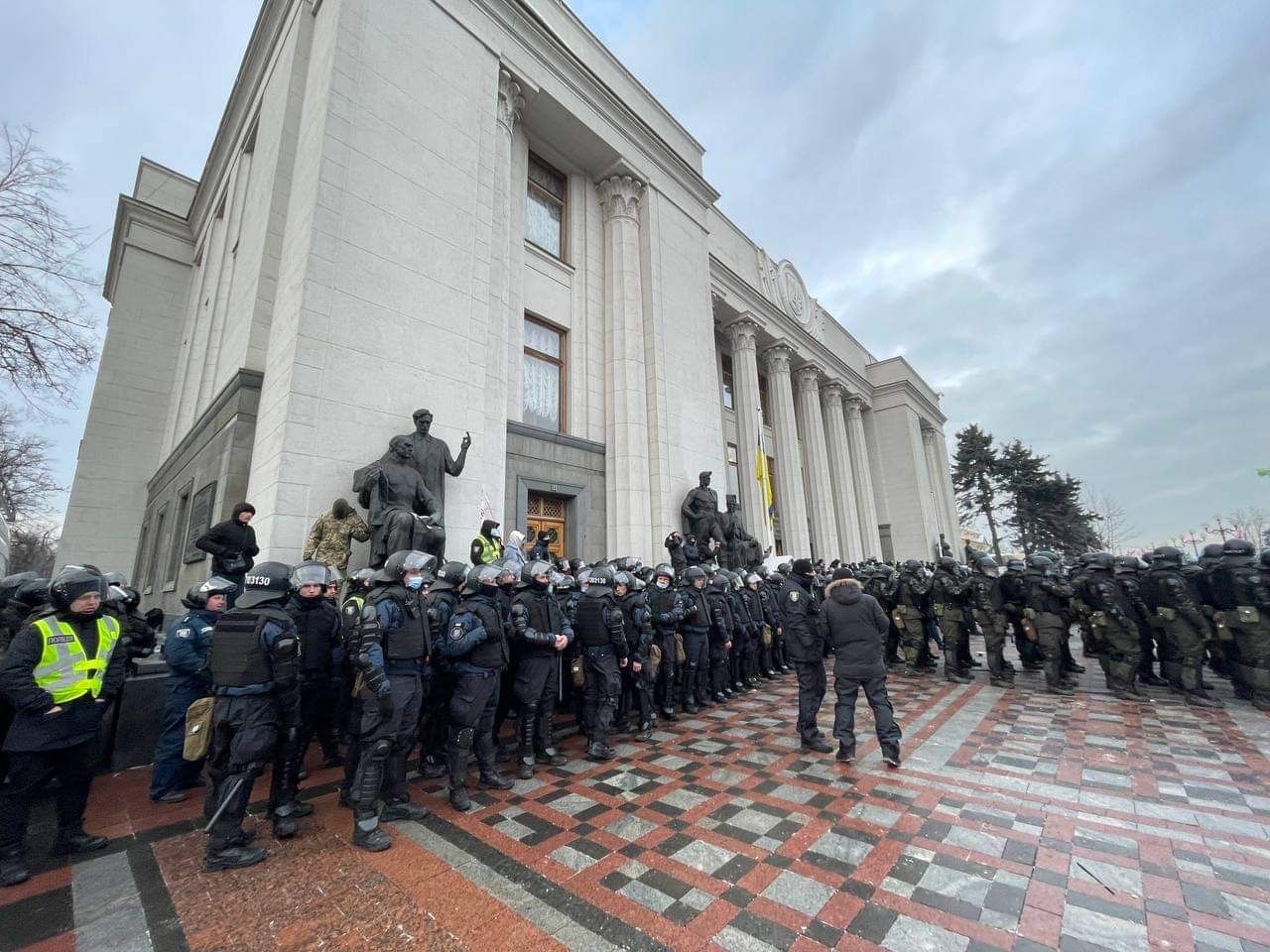 Підприємці протестують під ВР: депутати кинулися навтьоки