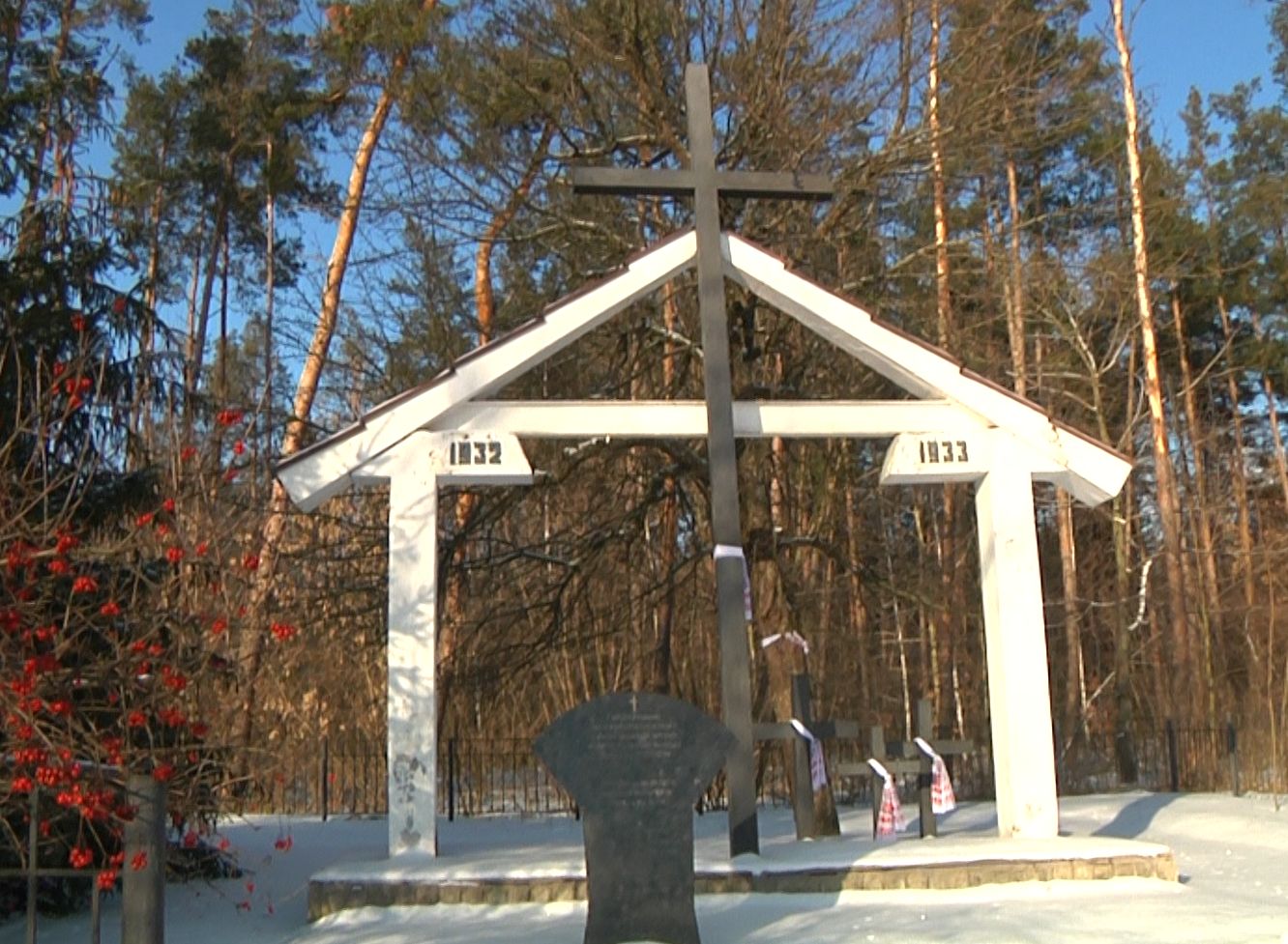 Меморіал у Пісках збудовано на місці спільного поховання жертв Голодомору.