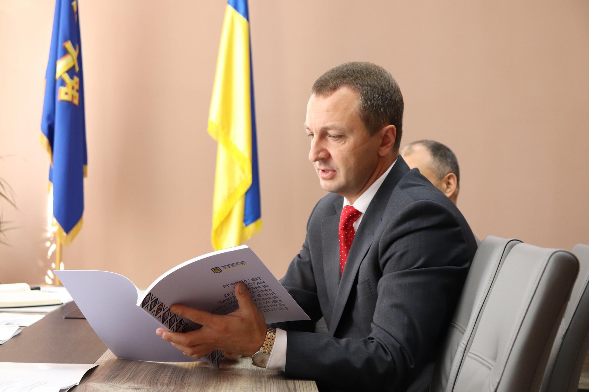Тарас Кремінь просить президента розмовляти українською.