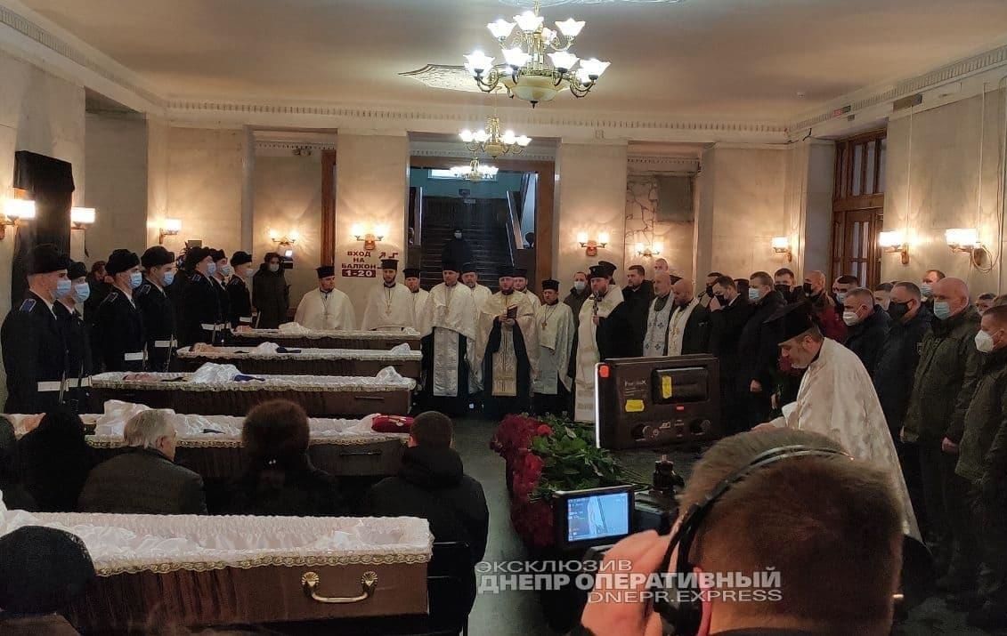 Стрілянина у Дніпрі: в місті попрощалися із загиблими нацгвардіцями