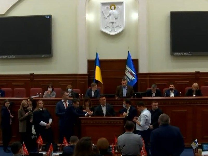 «Слуги» на чолі з Тищенком увірвалися до  Київради та влаштували скандал