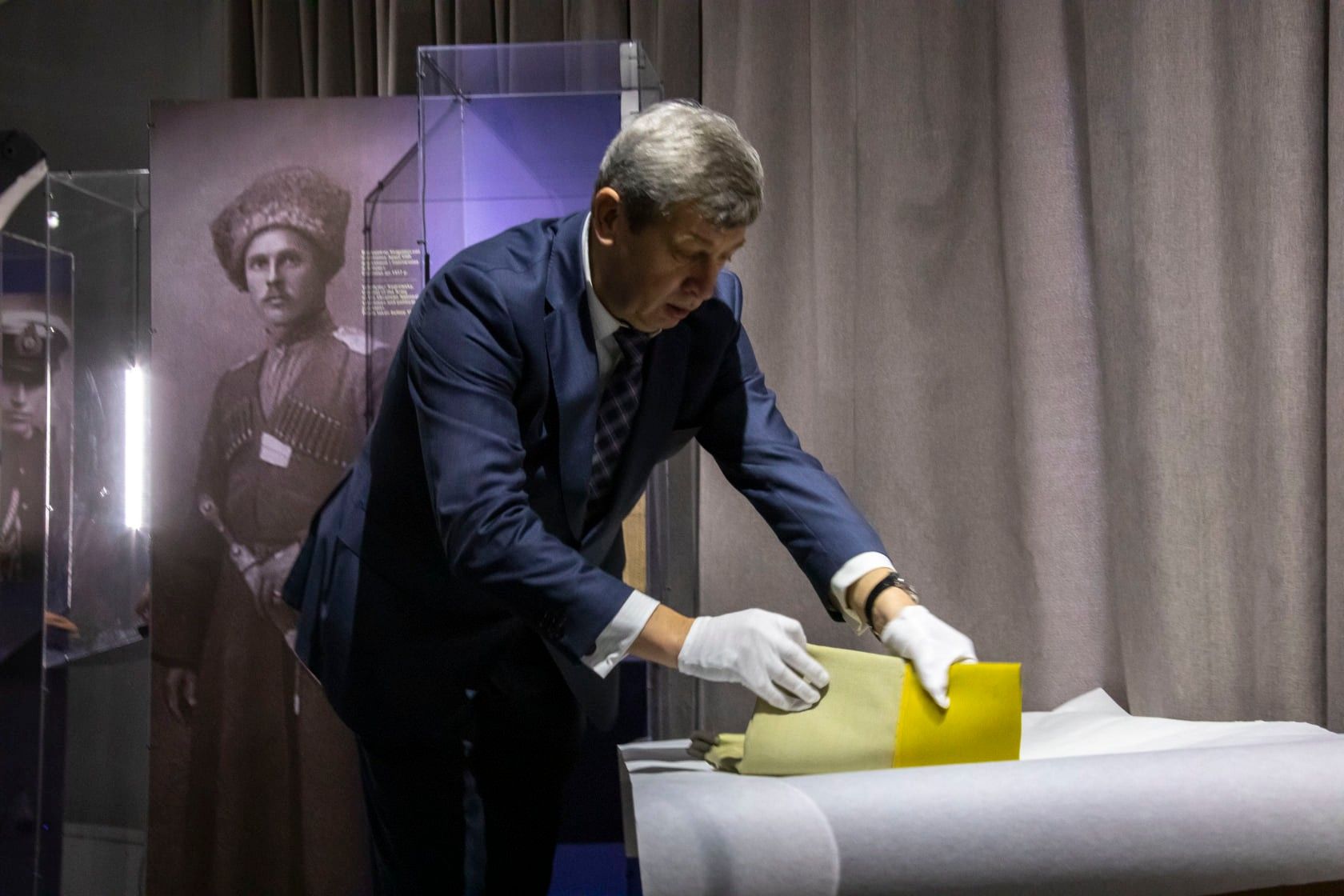 Музейники Києва представили найстаріший збережений синьо-жовтий прапор