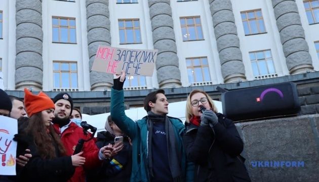 Студенти Могилянки під Кабміном вимагають відставки Шкарлета