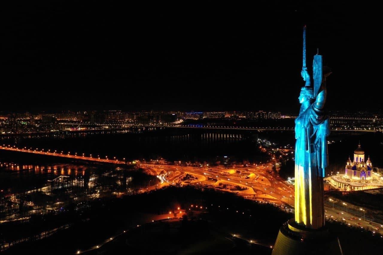Синьо-жовтий монумент «Батьківщина-Мати» на Печерських пагорбах Києва.