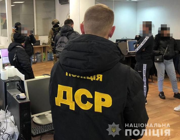 МВС ліквідувало мережу кол-центрів шахраїв