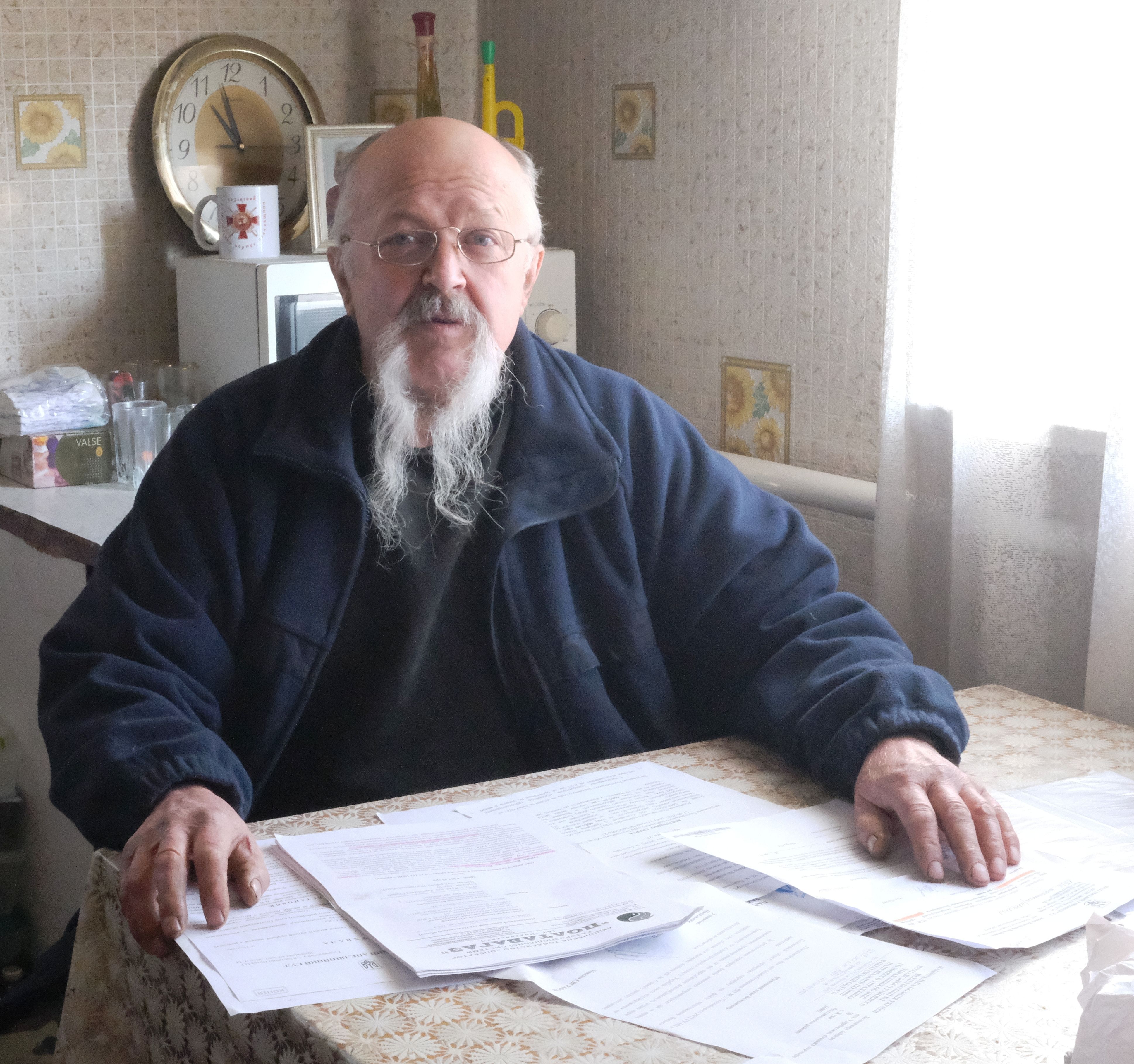 Лихо не без добра: пенсіонер Володимир Зайцев, лишившись без  газопостачання, позбувся й шалених витрат на блакитне паливо.