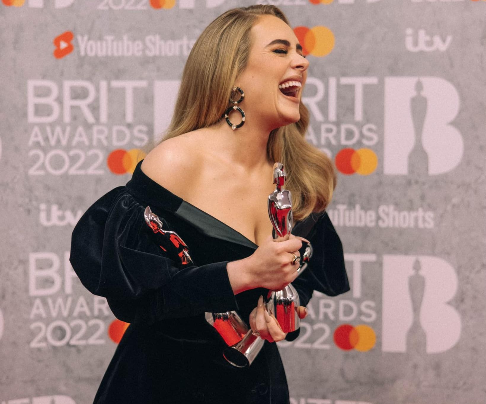 Співачка Адель перемогла у трьох номінаціях премії Brit Awards, фото