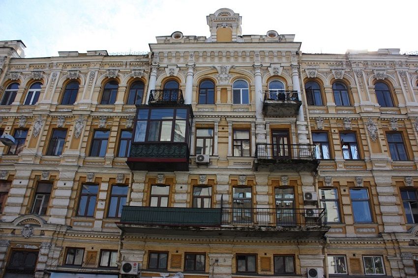 Киян змусять  демонтувати засклені балкони та знімати кондиціонери