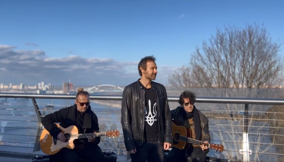 Підняти бойовий дух: гурт «Океан Ельзи» дав мініконцерт на пішохідному мості у Києві