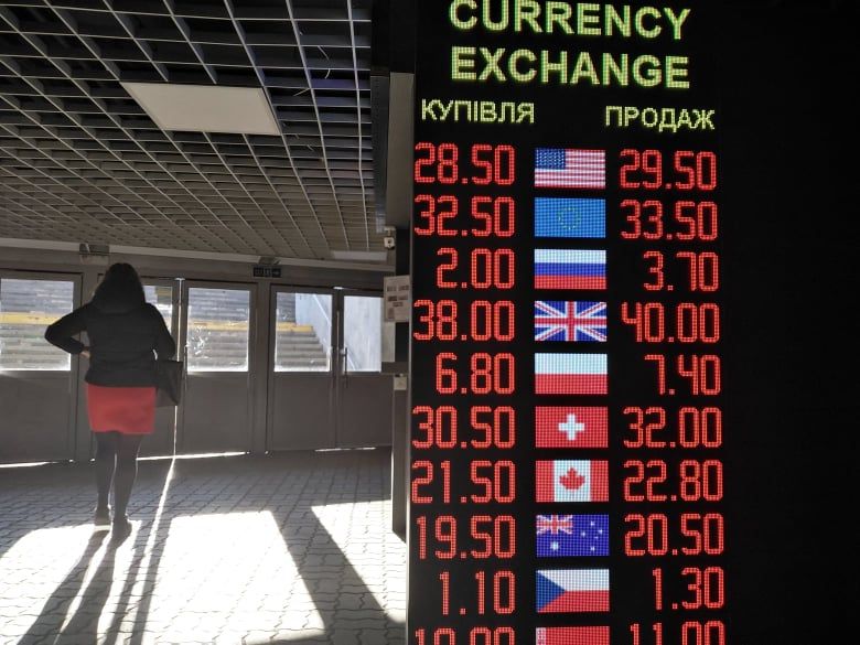 На тлі російської агресії долар знову поповз угору