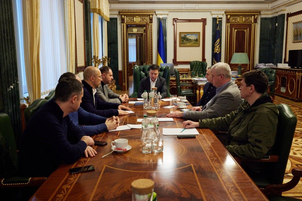 Перед брифінгом президент Зеленський провів військову нараду.
