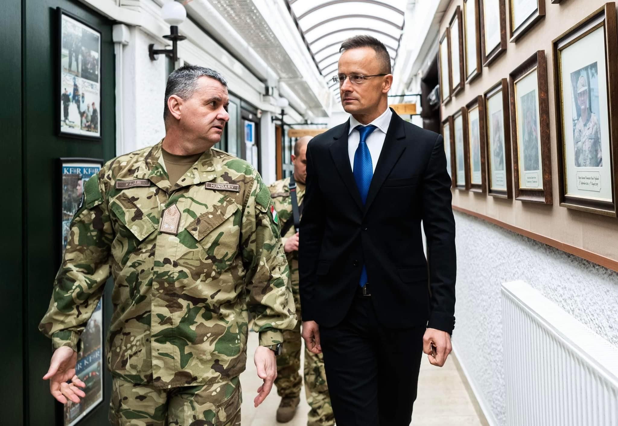 Угорщина заборонила транзит летальної зброї для України