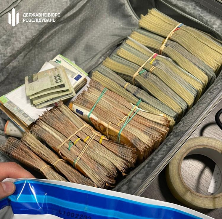 ДБР передало на користь армії вилучені у дипломата кошти