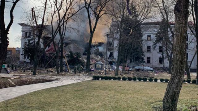 Рашисти навмисно розбомбили Маріупольський драматичний театр