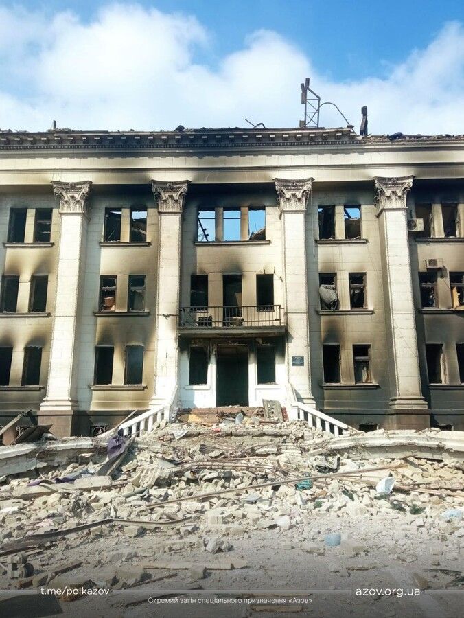 Під завалами драмтеатру в Маріуполі лишаються 1300 людей - Денісова