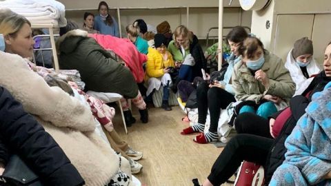 Російські загарбники примусово вивозять людей із Маріуполя до Росії