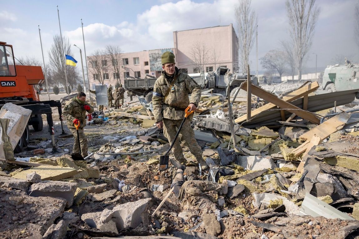 Авіаудар по казармі: На Миколаївщині оголосили жалобу за загиблими десантниками