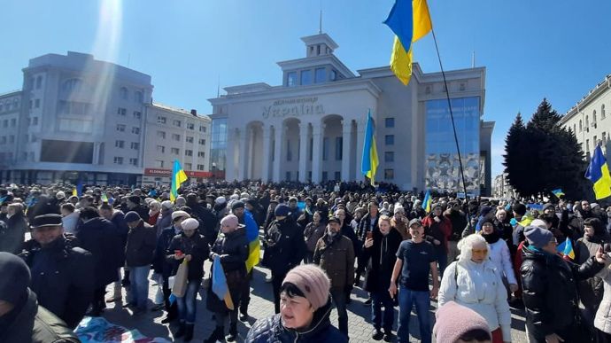 Російські військові злочинці обстріляли українських мітингарів у Херсоні