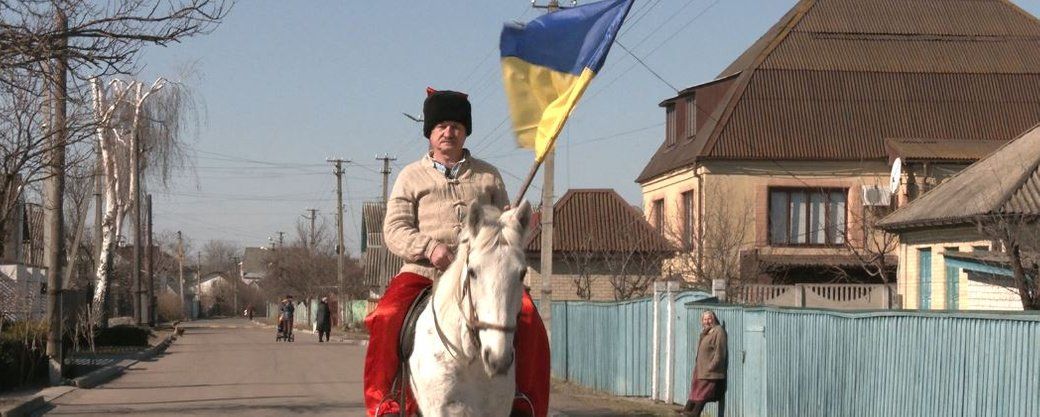 У Черкасах козак з національним прапором їздить на коні і піднімає бойовий дух, відео