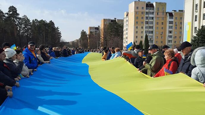Мешканці Славутича зібралися на головній площі та скандують «Славутич - це Україна», «Слава Україні».