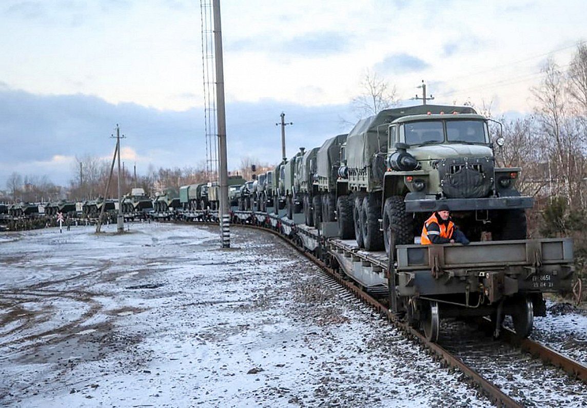 У Білорусі ворожі ешелони з техінкою рухаються в бік кордону з Україною.