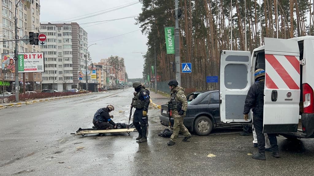 Звільнені міста Ірпінь і Тростянець розміновують, поліція виносить тіла загиблих, фото