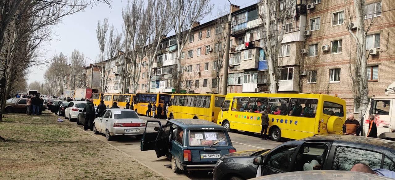 Із тимчасово окупованого Мелітополя евакуюють людей