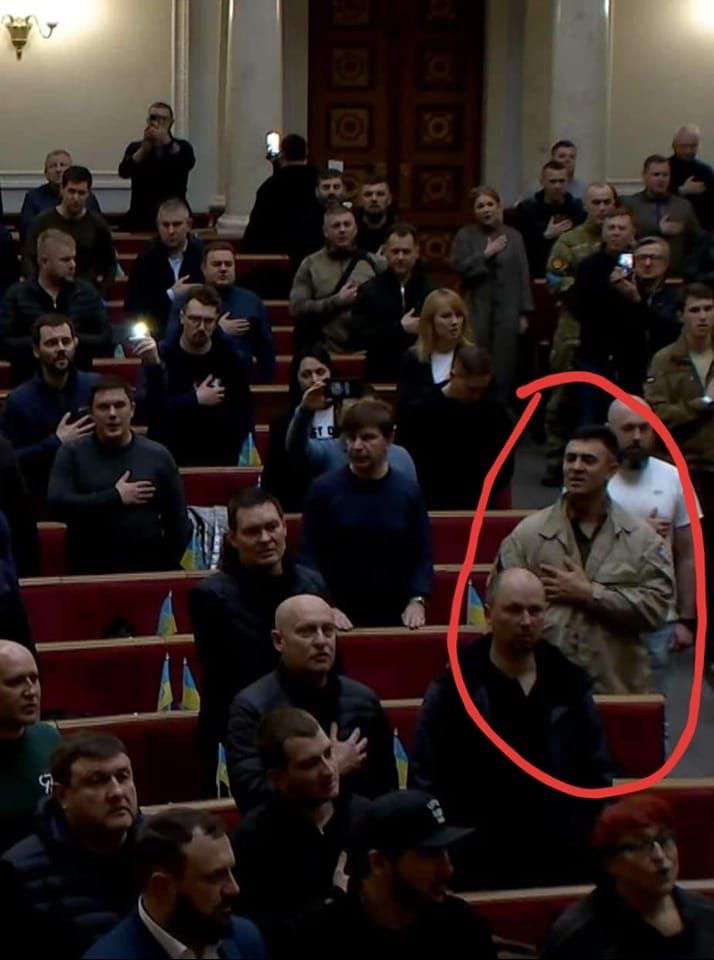 Микола Тищенко шукає серце праворуч під час виконання Гімну
