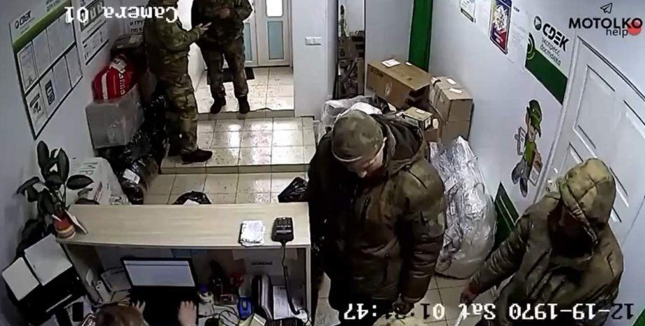 У білорусі російські мародери торгують награбованим прямо з вантажівок